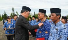 Bupati Humbahas Serahkan Satyalancana Karya Satya