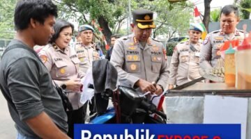 Sambut HUT RI ke-80, Kapolres Metro Jakbar Turun Langsung Bagikan Bendera di Tomang