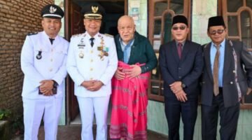 Bupati Humbahas Sambangi Surung Lumbantobing Merayakan kelahiran 17 Agustus 2045 Di Doloksanggul.