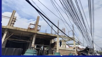 Kabel Semrawut di Pintu Masjid At-Taqwa Meruya Selatan, Ancaman Nyata Keselamatan Jamaah Dibiarkan