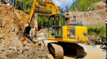 Pemerintah Bersama Warga Gotong-Royong Memperbaiki Abutment Jembatan Aek Sip