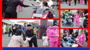 Brimob Polda Metro Jaya Bagi Takjil untuk Warga di Depan Mako Gegana