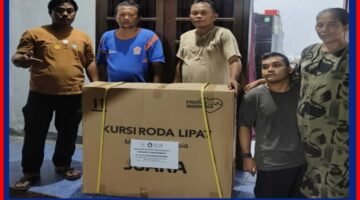 Ketua Karang Taruna Kelurahan Cengkareng Timur Serahkan Kursi Roda Kepada Warga RT 03 RW 014