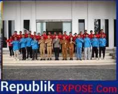 Bupati Bersama Kapolres Humbahas Berangkatkan Tim Sepak Bola SMANSADO ke Turnamen Internasional di Singapura.