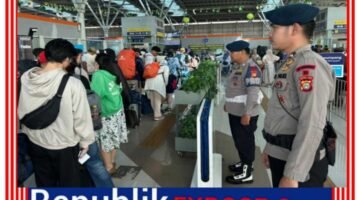 Batalyon D Pelopor Brimob PMJ Pantau Pergerakan Penumpang Kereta di Stasiun Bekasi saat Angkutan Lebaran