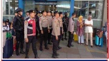 Brimob PMJ Kawal Aktivitas Pemudik di Terminal Pulo Gebang pada Operasi Ketupat Jaya 2026