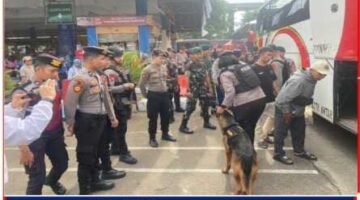 Batalyon D Pelopor Brimob PMJ Pantau Mobilitas Pemudik di Terminal Kampung Rambutan