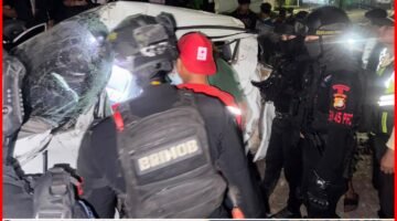 Brimob Polda Metro Jaya Bantu Evakuasi Korban Kecelakaan Kereta Api di Bekasi