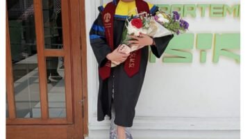 Tesalonika Siregar S.Si M.Si Anak Petani Asal Humbahas Raih Predikat Summa Cum Laude Pascasarjana UI.