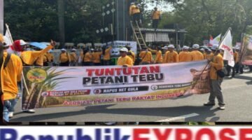 Brimob Polda Metro Jaya Kawal Pelayanan Aksi Unjuk Rasa Petani Tebu di Kemenko Pangan