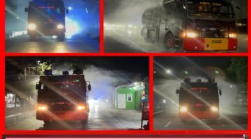 Batalyon D Pelopor Brimob Metro Jaya Semprot Jalan Terdampak Abu Anak Krakatau di Tegal Danas, Bekasi