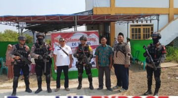 Brimob Polda Metro Jaya Patroli ke TPS Jaga Kamtibmas Pilkades di Bekasi
