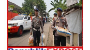 Brimob Metro Jaya Berbagi Kebaikan Salurkan Paket Sembako untuk Warga Ciputat