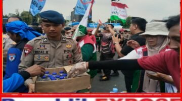 Brimob dan Polwan Peduli Massa Aksi, Bagikan Makanan di Depan DPR/MPR