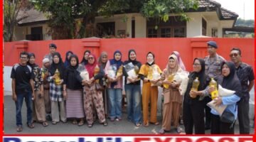 Brimob Metro Jaya Bagikan 50 Paket Sembako ke Warga Ciputat