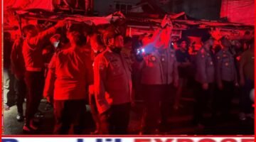 Brimob Metro Jaya Bantu Padamkan Kebakaran di Kramat Pulo Senen