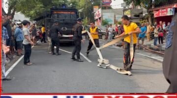 Brimob Polda Metro Jaya Sigap Tangani Kebakaran Rumah Makan di Pulo Gadung