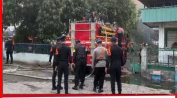 Brimob Polda Metro Jaya Cepat Tanggap Kerahakan AWC Tangani Kebakaran Gudang Logistik di Pulogadung