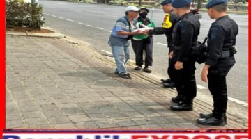 Brimob Metro Jaya Bagikan Sembako untuk Petugas Kebersihan di Bekasi