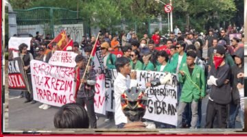 Gabungan Mahasiswa Gelar Aksi Evaluasi Dua Tahun Pemerintahan Prabowo-Gibran di Monas