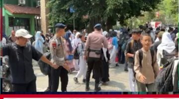 Brimob Polda Metro Jaya Hadir untuk Kelancaran Lalu Lintas Sekitar SMPN 19 Bekasi