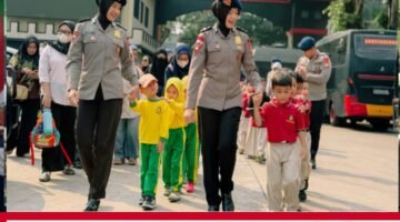 Brimob Polda Metro Jaya Hadirkan Edukasi Belajar Sambil Bermain, Kenalkan Dunia Kepolisian Kepada Siswa RA Ibnu Hazar