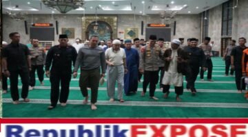 Dansat Brimob Dampingi Kapolda Metro Jaya Salat Subuh Bersama Warga di Masjid Agung Sunda Kelapa