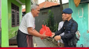 Brimob Polda Metro Jaya Salurkan Sembako untuk Warga Periuk Tangerang