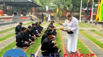Satuan Brimob Polda Metro Jaya Perkuat Kerukunan, Gelar Persembahyangan dan Kerja Bakti di Pura Rawamangun