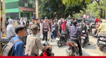 Brimob Metro Jaya Atur Lalu Lintas Pagi Hari, Arus Kendaraan di Sekitar SMAN 10 Bekasi Lancar