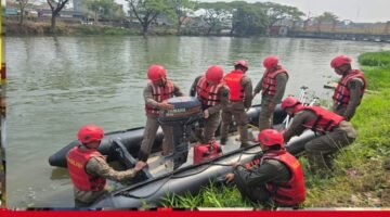 Brimob Metro Jaya Asah Kemampuan SAR Air di Sungai Kalimalang