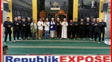 Brimob Polda Metro Jaya Shalat Jum’at Bersama Warga, Pererat Silaturahmi di Masjid Al Ihsan