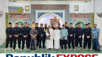 Brimob Batalyon A Pelopor Bersihkan Masjid dan Salat Jumat Bersama Warga di Monas